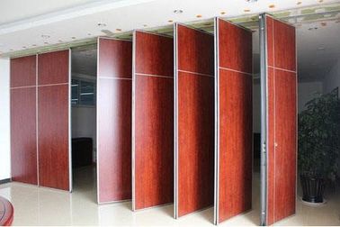 Ακουστικός ξύλινος διπλώνοντας κινητός τοίχος χωρισμάτων δωματίων ξενοδοχείων με την πόρτα περασμάτων