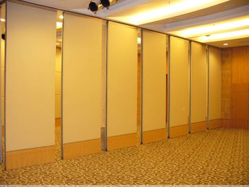 Λειτουργικό ξύλινο εσωτερικό πλαισίων αργιλίου που διπλώνει τους τοίχους χωρισμάτων για την αίθουσα υποδοχής