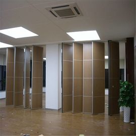 Πτυσσόμενη πόρτα ταλάντευσης που οι ξύλινες επιτροπές που διπλώνουν τα χωρίσματα επιτροπής τοίχων για την αίθουσα συνεδριάσεων των γραφείων