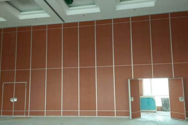 Συμποσίου αιθουσών γραφείων σπιτιών ξύλινος τοίχος χωρισμάτων απόδειξης συρόμενων πορτών κινητός υγιής