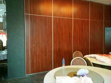 Ακουστικοί εύκαμπτοι τοίχοι χωρισμάτων γραφείων δέρματος σφουγγαριών/πλαίσιο αλουμινίου που διπλώνει τις συρόμενες πόρτες