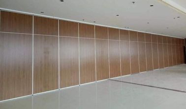 Υγιή χωρίσματα αίθουσας συνδιαλέξεων απόδειξης, τελειωμένοι διακοσμητικοί ξύλινοι γλιστρώντας διπλώνοντας τοίχοι υφάσματος
