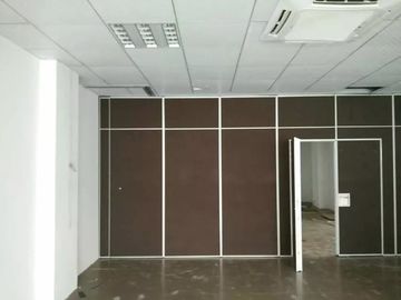 Υγιές γραφείο απόδειξης που γλιστρά τον ακουστικό τοίχο διαιρετών δωματίων με το πλαίσιο αλουμινίου