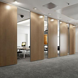 Αίθουσα συμποσίου ήχος τύπων 85 χιλ. που ενισχύει τους κινητούς τοίχους χωρισμάτων χωρίς τις διαδρομές πατωμάτων