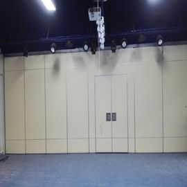 Ακουστικός διπλώνοντας κινητός τοίχος χωρισμάτων αίθουσας συνδιαλέξεων με τις ρόδες