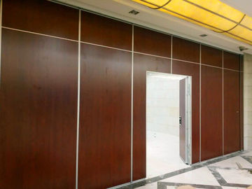 Εσωτερική εμπορική αίθουσα συνεδριάσεων που διπλώνει τους διαιρέτες δωματίων με τον κύλινδρο διαδρομής αλουμινίου