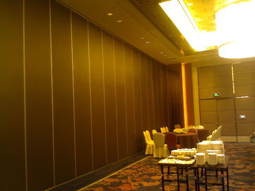 Κινητοί τοίχοι χωρισμάτων εστιατορίων πλαισίων αλουμινίου, πολυ διαιρέτες δωματίων χρώματος Soundproof γλιστρώντας