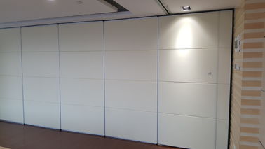 Αίθουσα συνδιαλέξεων που διπλώνει το λειτουργικό χωρισμάτων τοίχων σύστημα αναστολής αργιλίου κρεμώντας