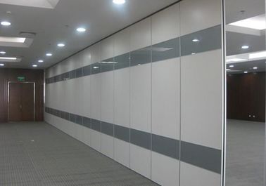 Πολυ - δωμάτιο λειτουργίας που διπλώνει τους υγιείς τοίχους χωρισμάτων απόδειξης με τους κυλίνδρους διαδρομών αργιλίου