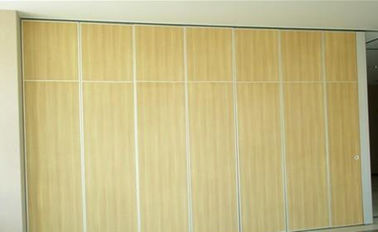 Σύγχρονοι ξύλινοι διαιρέτες που διπλώνουν τους τοίχους χωρισμάτων που γλιστρούν τον κύλινδρο διαδρομής αλουμινίου