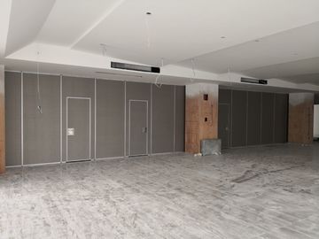 Πάτωμα επιφάνειας μελαμινών στο ανώτατο όριο που διπλώνει τα χωρίσματα δωματίων για τη αίθουσα συνδιαλέξεων