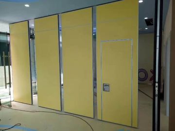 Ακουστική υλική αίθουσα συμποσίου που διπλώνει τους τοίχους χωρισμάτων με το γλιστρώντας κύλινδρο διαδρομής αλουμινίου