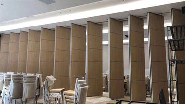 Ακουστική υλική αίθουσα συμποσίου που διπλώνει τους τοίχους χωρισμάτων με το γλιστρώντας κύλινδρο διαδρομής αλουμινίου