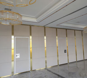 Τελειωμένο φύλλο πλαστικού πλαίσιο αλουμινίου που διπλώνει τους τοίχους χωρισμάτων για το εστιατόριο
