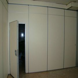 Sound-proofing πτυσσόμενος τοίχος που γλιστρά διπλώνοντας την επιτροπή χωρισμάτων πορτών με την πόρτα πρόσβασης