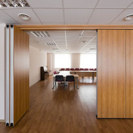 Ξύλινοι υγιείς τοίχοι χωρισμάτων απορρόφησης εύκαμπτοι γλιστρώντας 85mm για την αίθουσα γραφείων και συνεδριάσεων
