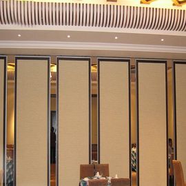 Συρόμενες πόρτες που διπλώνουν τον κινητό τοίχο χωρισμάτων για την αίθουσα συνεδριάσεων της αίθουσας συνδιαλέξεων γραφείων