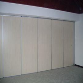 Συρόμενες πόρτες που διπλώνουν τον κινητό τοίχο χωρισμάτων για την αίθουσα συνεδριάσεων της αίθουσας συνδιαλέξεων γραφείων