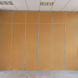 Αίθουσα συνεδριάσεων που διπλώνει τους τοίχους χωρισμάτων με το πέρασμα μέσω της πρόσβασης πορτών
