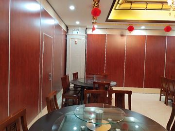 Εστιατόριο που διπλώνει τους τοίχους χωρισμάτων, πολυ χρώματος ξύλινοι κινητοί διαιρέτες δωματίων επιτροπής Soundproof