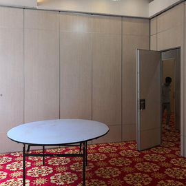 Sound-proofing πτυσσόμενος τοίχος που γλιστρά διπλώνοντας την επιτροπή χωρισμάτων πορτών με την πόρτα πρόσβασης