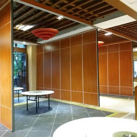 Εργοστασίων άμεσος Soundproof ξύλινος διπλώνοντας τοίχος χωρισμάτων γραφείων κινητός για το ξενοδοχείο