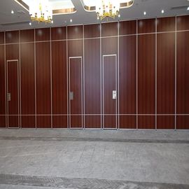 Ακουστικοί κινητοί ξύλινοι πτυσσόμενοι τοίχοι χωρισμάτων αιθουσών συμποσίου με τη διπλή πόρτα περασμάτων