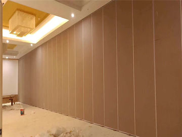 Ακουστικός τοίχος χωρισμάτων cOem 85 μετακινούμενες γλιστρώντας ξύλινες επιτροπές παραθυρόφυλλων ΚΚ αποσυνδέσιμες χωρισμός