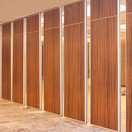 Soundproof κινητές πόρτες που η ξύλινη επιφάνεια ISO9001 τοίχων χωρισμάτων