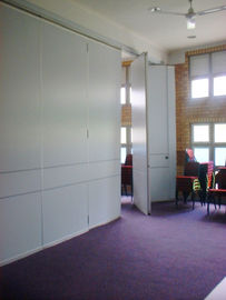 Σύγχρονο γραφείο που γλιστρά διπλώνοντας τον τοίχο χωρισμάτων, ακουστικός διαιρέτης δωματίων