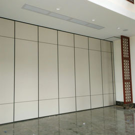 Συρόμενη πόρτα που διπλώνει το χώρισμα τοίχων για το μεγάλο δωμάτιο λειτουργίας ξενοδοχείων