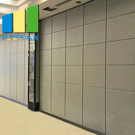 Πτυσσόμενος Soundproof γλιστρώντας κινητός τοίχος χωρισμάτων μελαμινών κάτω από ένα ανασταλμένο ανώτατο όριο
