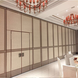 Κινητοί ακουστικοί γλιστρώντας τοίχοι συστημάτων χωρισμάτων με την πόρτα για την αίθουσα Συνθηκών