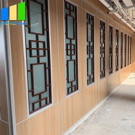 Ακουστική πόρτα χωρισμάτων αργιλίου διαιρετών δωματίων με το σχέδιο γυαλιού σχαρών για το ξενοδοχείο