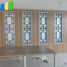 Ακουστική πόρτα χωρισμάτων αργιλίου διαιρετών δωματίων με το σχέδιο γυαλιού σχαρών για το ξενοδοχείο