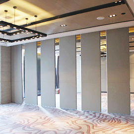 Πλαίσιο αργιλίου που διπλώνει τον κινητό ακουστικό γλιστρώντας διαιρέτη δωματίων πορτών αιθουσών συνεδριάσεων τοίχων χωρισμάτων για την αίθουσα έκθεσης