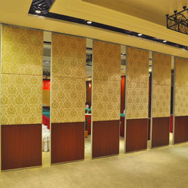 Πλαίσιο αργιλίου που διπλώνει τον κινητό ακουστικό γλιστρώντας διαιρέτη δωματίων πορτών αιθουσών συνεδριάσεων τοίχων χωρισμάτων για την αίθουσα έκθεσης