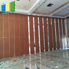 Εισελκόμενο πάτωμα κραμάτων αργιλίου στην αίθουσα συνεδριάσεων των ανώτατων γραφείων που διπλώνει τους τοίχους χωρισμάτων για το στούντιο