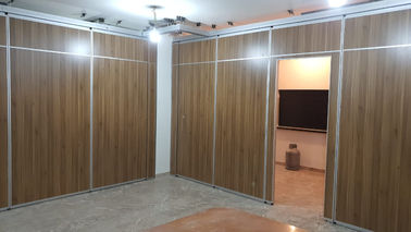 Σύγχρονος διαιρέτης δωματίων που διπλώνει τον ακουστικό τοίχο χωρισμάτων πορτών για την αίθουσα συμποσίου