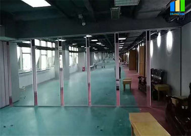 Soundproof κινητή επιτροπή επιφάνειας καθρεφτών που διπλώνει τον τοίχο χωρισμάτων για το δωμάτιο χορού γυμναστικής