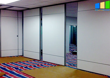 Άσπρο πλαίσιο αργιλίου τοίχων χωρισμάτων μελαμινών κινητό που διπλώνει προσαρμοσμένο το επιτροπή γραφείο