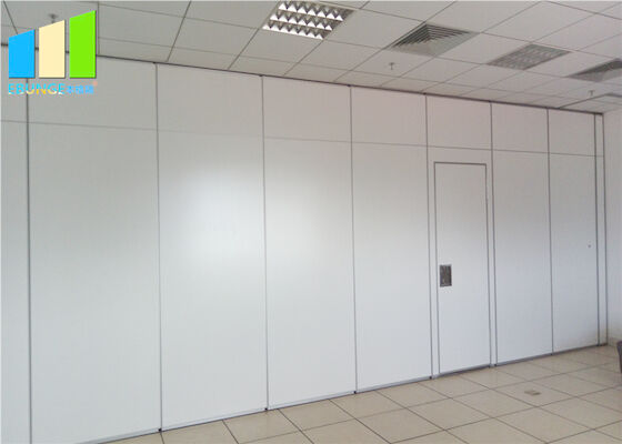 Πάτωμα στο ανώτατο πτυσσόμενο άσπρο χρώμα που διπλώνει τους ακουστικούς τοίχους χωρισμάτων