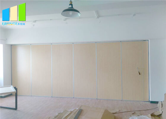 Τμήμα γραφείων που γλιστρά τους πτυσσόμενους τοίχους χωρισμάτων αίθουσας συνδιαλέξεων ακουστικούς