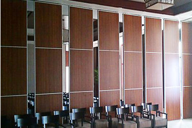 Εσωτερικός ήχος αίθουσας συνδιαλέξεων που ενισχύει τους κινητούς γλιστρώντας τοίχους και τα χωρίσματα πορτών