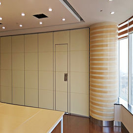 Εσωτερικοί τοίχοι χωρισμάτων γραφείων, που διπλώνουν τους διαιρέτες δωματίων με το γλιστρώντας κύλινδρο διαδρομής αλουμινίου