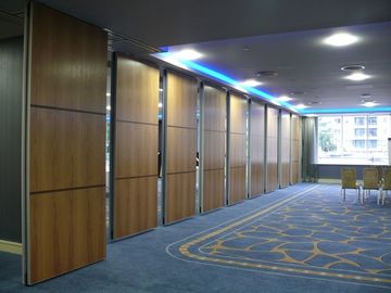 Ξύλινη επιφάνεια που διπλώνει τους λειτουργικούς τοίχους χωρισμάτων για το γραφείο με τις συρόμενες πόρτες