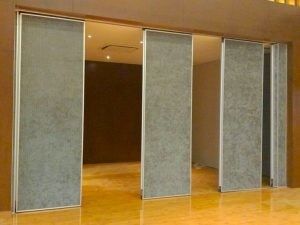 Εσωτερική ξύλινη επιφάνεια υφάσματος τοίχων/σφουγγαριών χωρισμάτων γραφείων που γλιστρά τον ακουστικό διαιρέτη δωματίων