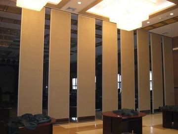 Εσωτερικός ήχος αίθουσας συνδιαλέξεων που ενισχύει τους κινητούς γλιστρώντας τοίχους και τα χωρίσματα πορτών