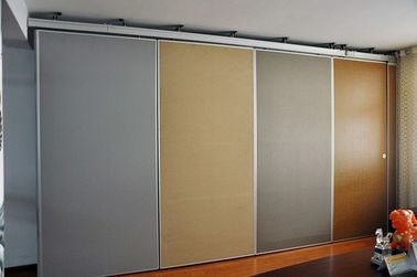 Εμπορική συρόμενη πόρτα αλουμινίου που διπλώνει MDF τοίχων χωρισμάτων τον πίνακα που τελειώνουν για τη μεγάλη αίθουσα