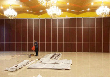 Εμπορική συρόμενη πόρτα αλουμινίου που διπλώνει MDF τοίχων χωρισμάτων τον πίνακα που τελειώνουν για τη μεγάλη αίθουσα